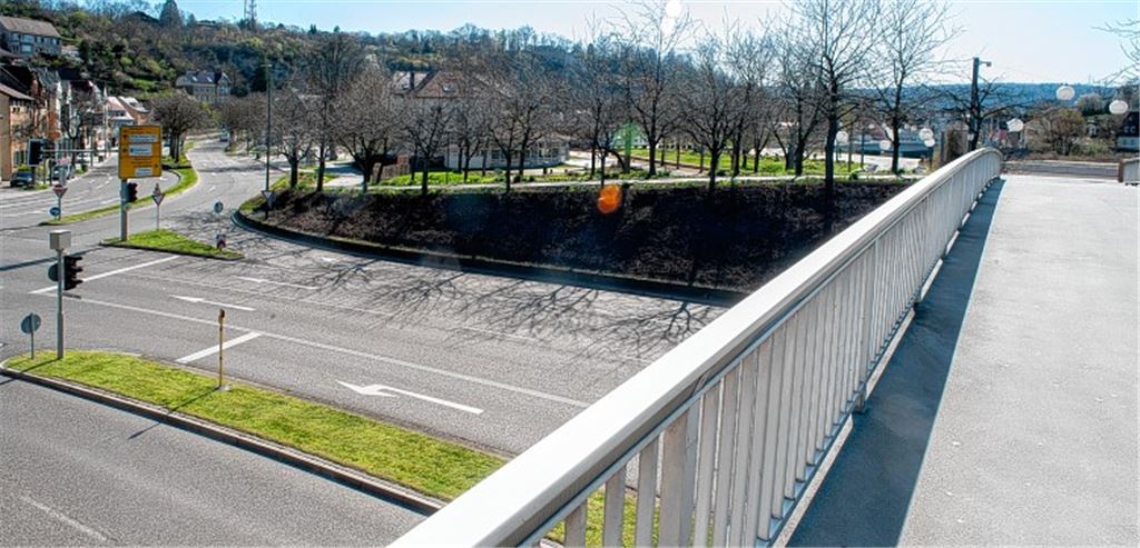 Befremdliches Bild: Die B10 durch Mühlacker ist, weil weniger Menschen unterwegs sind, genauso leer gefegt wie das benachbarte Gartenschaugelände, wo das Spielen verboten ist.Fotomoment