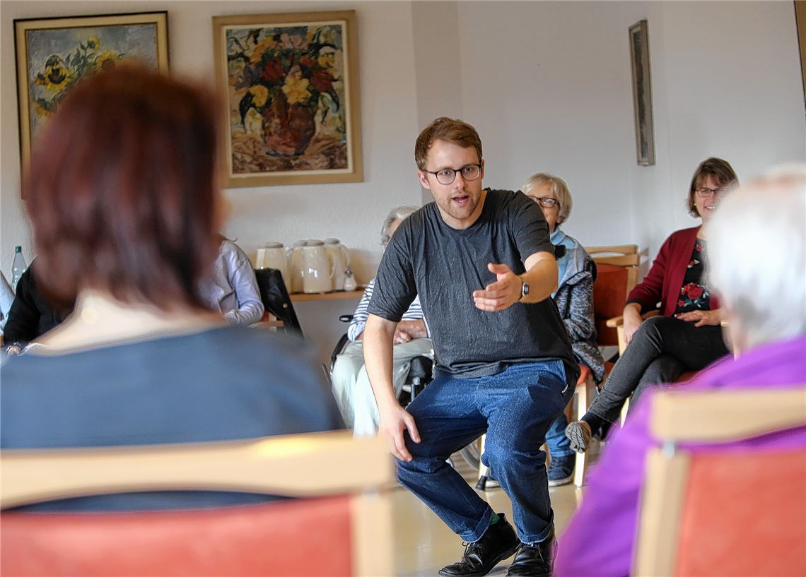 Begegnungen von Alt und Jung – hier bei einem Gastspiel von Poetry-Slammer Lars Ruppel im März 2018 – gehören beim Mehrgenerationenhaus Mühlacker zum Konzept.Archivfoto: Eier