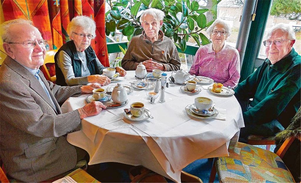 Begehen einmal im Monat im Café Bellevue ihren ganz eigenen Gedenktag in Erinnerung an die Zerstörung der Heimatstadt Pforzheim am 23. Februar 1945: die Zeitzeugen Gerhard Beck, Hannelore Günthner, Claus Maischhofer, Gisela Armand und Werner Bott (v. li.). Foto: Roth