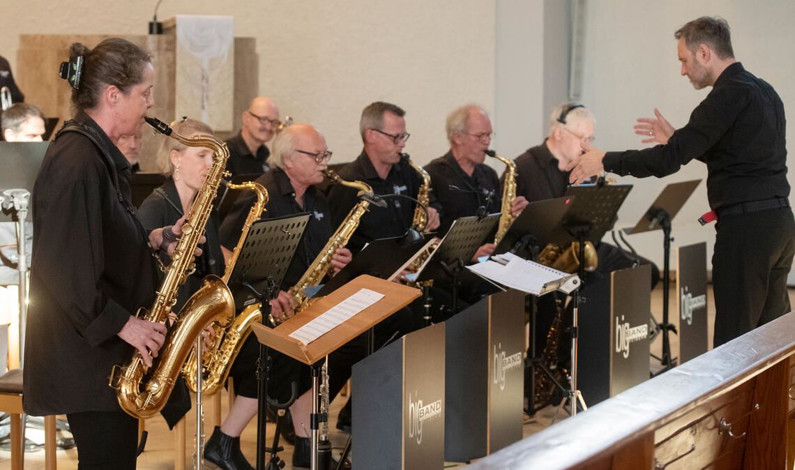 Begeisternder Auftritt in der Mühlacker Pauluskirche: die Bigband Freiberg unter der Leitung von Boris Degen. Foto: Fotomoment