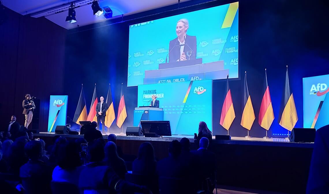 Begeistert gefeiert: Der Auftritt von Parteichefin Alice Weidel im CongressCentrum ist für die Anhänger der Höhepunkt des AfD-Landtagswahlkampfs in der Region. Fotos: Donn von Yrsch