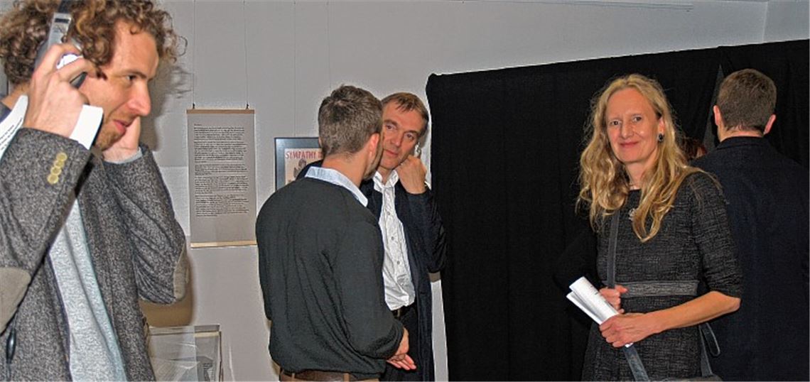 Begeistert hören die Besucher Faust-Musik. Im Hintergrund die Guckloch-Opernbühne: Fausts Verdammnis wird gegeben.Foto: Filitz