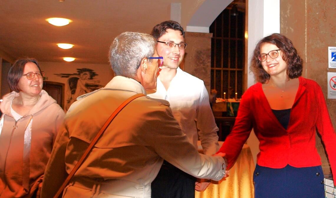 Begeisterte Besucherinnen danken den beiden Organisten für das gelungene Abschlusskonzert des Orgelsommers. Foto: Filitz