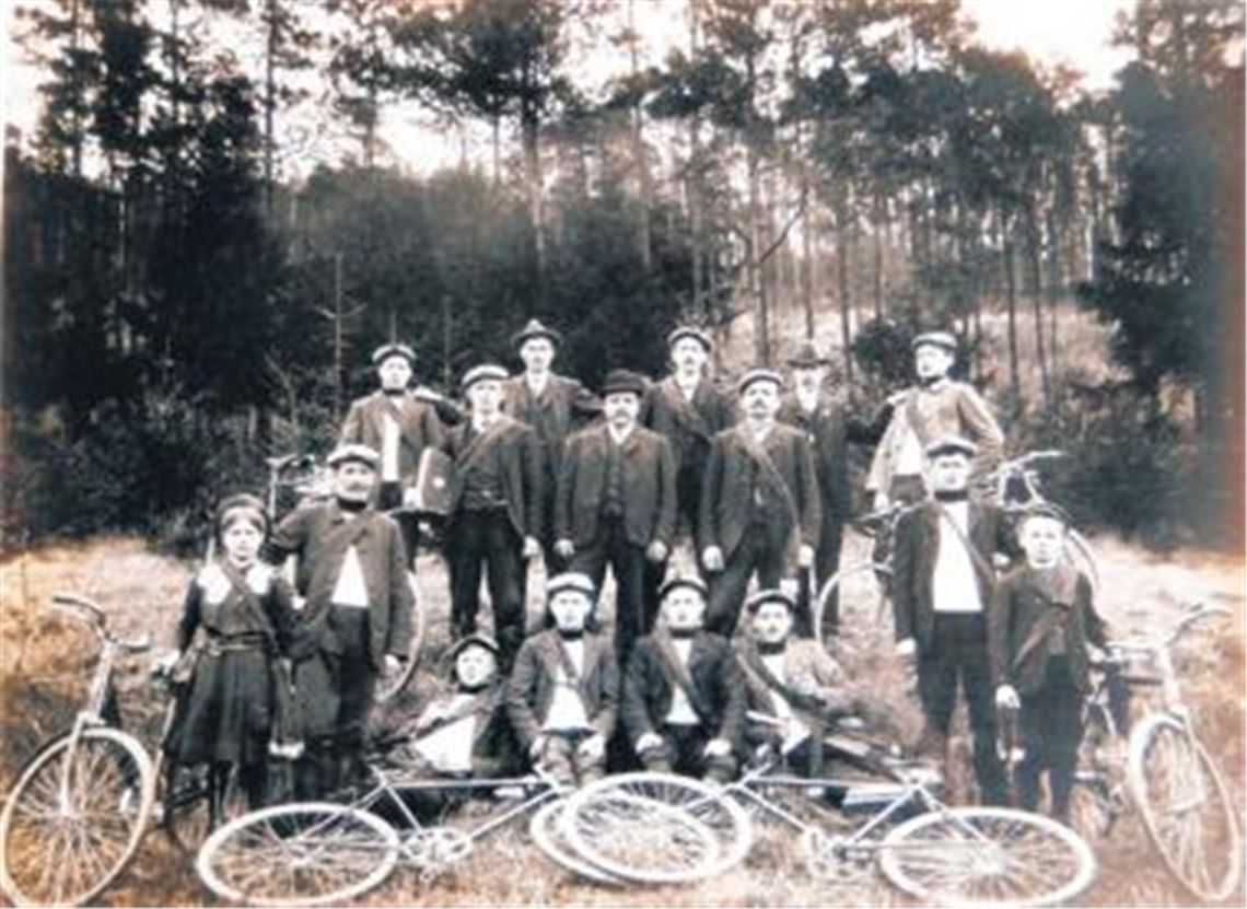 Begeisterte Radsportler haben 1910 den Radfahrverein Lomersheim aus der Taufe gehoben. Das Bild ist ein oder zwei Jahre später aufgenommen worden.
Foto: RKV Lomersheim