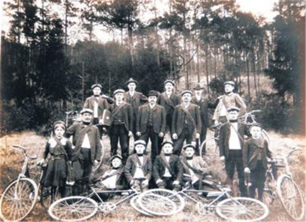 Begeisterte Radsportler haben 1910 den Radfahrverein Lomersheim aus der Taufe gehoben. Das Bild ist ein oder zwei Jahre später aufgenommen worden.
Foto: RKV Lomersheim
