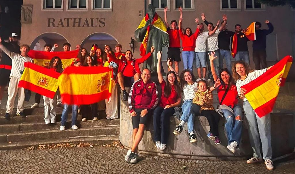 Begeisterte spanische Fans feiern am Faust-Denkmal den WM-Titel. Foto: privat