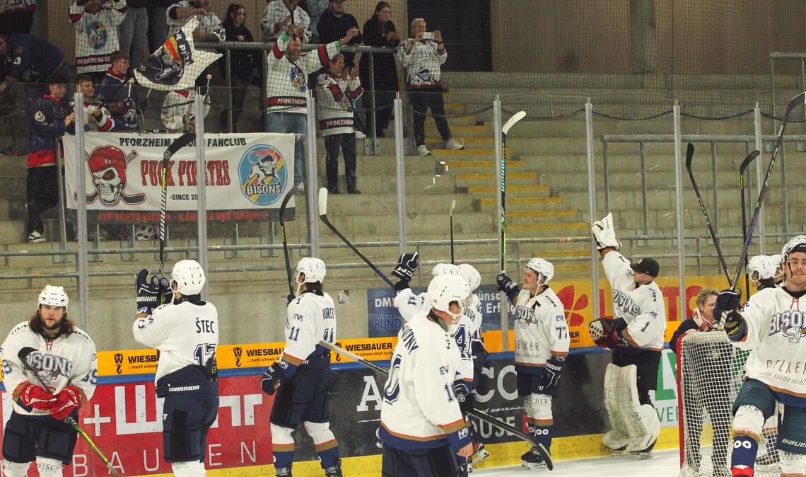 Bisons präsentieren sich in Bietigheim torhungrig Begeisterung bei den Spielern und den Fans nach dem Spiel in Bietigheim. Foto: Keller