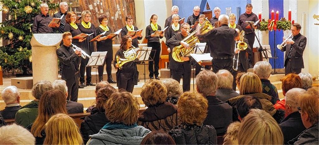 Begleitet vom Bläserensemble singen die Georgsgeyer und die Besucher gemeinsam das Lied „Es ist ein Ros entsprungen“.Müller