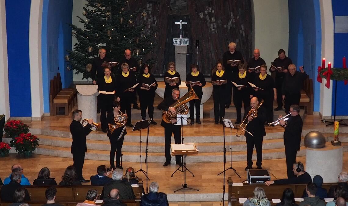 Begleitet vom Bläserensemble singen die „Georgsgeyer“ und die Besucher gemeinsam das Schlusslied „Stille Nacht“. Foto: Müller