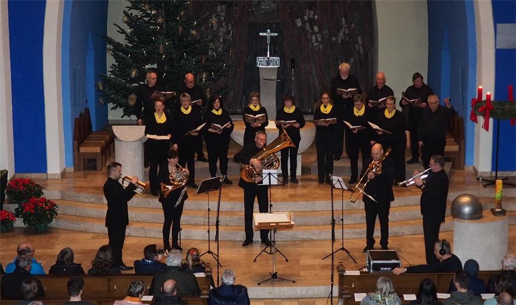 Begleitet vom Bläserensemble singen die „Georgsgeyer“ und die Besucher gemeinsam das Schlusslied „Stille Nacht“. Foto: Müller