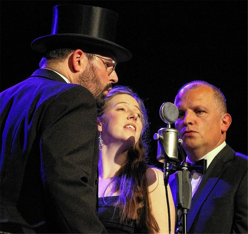 Begleitet vom Salonorchester schmachten die Sänger Schlager der 20er- und 30er-Jahre. Foto: Hansen