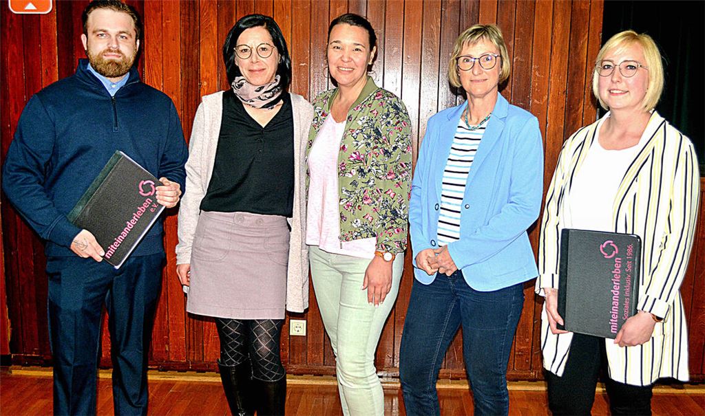 Begleitet von den Teamleitern Christian Gutjahr, Gabi Esposito und Nadine Kraijo (v.li.) stellen Brigitte Dingler und Larissa Wohlschlögel im Gemeinderat die Kinder- und Jugendarbeit des Vereins Miteinanderleben in Illingen vor. Foto: Stahlfeld