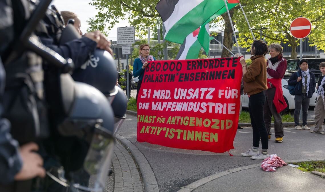 Begleitet von einer Kungebung hat in Stuttgart-Stammheim der zweite Prozesstag im Verfahren gegen die „Ulm5“ begonnen.