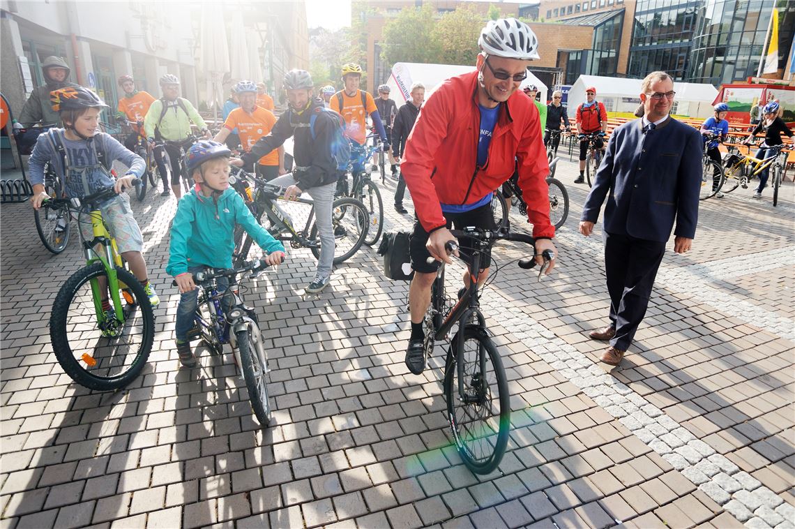 Begleitet von einer Polizeieskorte fuhren die Radler kurz nach 08.30 Uhr in Richtung Stuttgart. Foto: Fotomoment