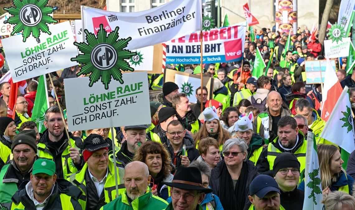 Begleitet wurde der Verhandlungsauftakt von erneuten Demonstrationen.