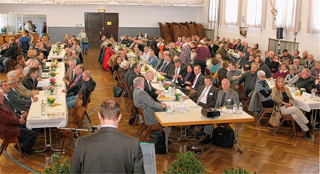 Begrüßung: Oberbürgermeister Frank Schneider geht vor rund 300 Gästen in der Enzberger Festhalle auch auf die Überlegungen für ein neues Gewerbegebiet Lug-Fuchsensteige ein.