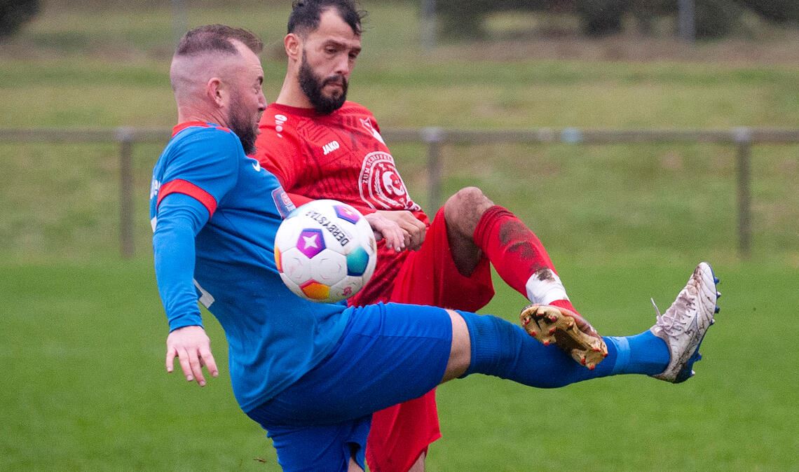 Beharken sich beharrlich bis zum Schluss: Das Derby Ötisheim (in Blau) gegen Maulbronn ist eine enge und für die Zuschauer spannende Kiste. Foto: Fotomoment