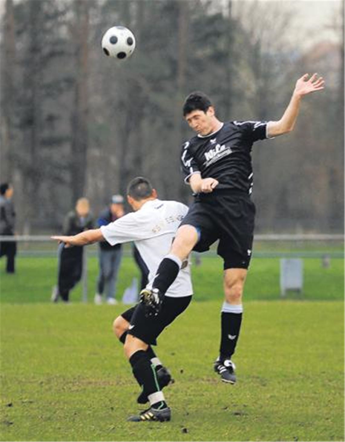 Beherzter Auftritt des TSV Ötisheim (schwarz), doch im Angriff ist der Wurm drin. Foto: Fotomoment