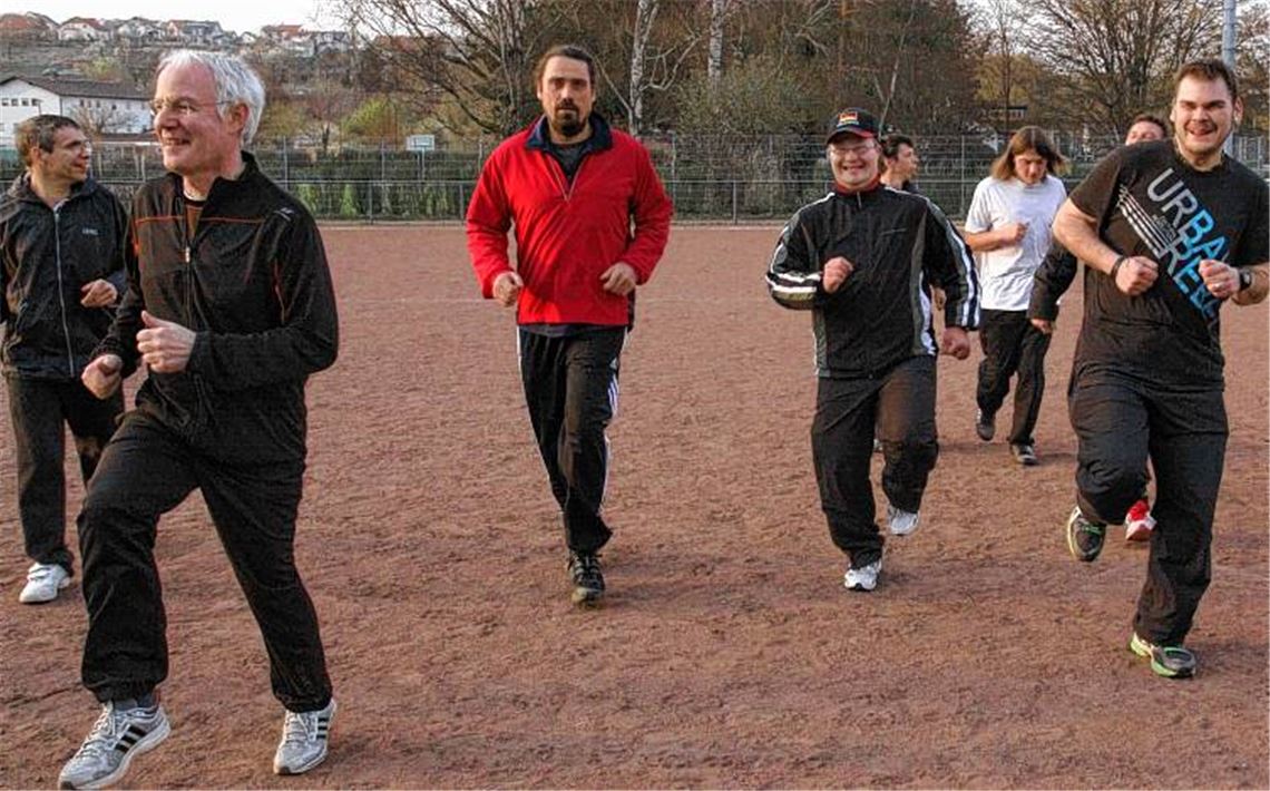 Behinderte aus der Lebenshilfe Vaihingen-Mühlacker beteiligen sich mit viel Spaß an der Aktion Laufend Fit. Ihr Ziel ist die Teilnahme am Behr-Lauf über fünf Kilometer. Foto: Eigner