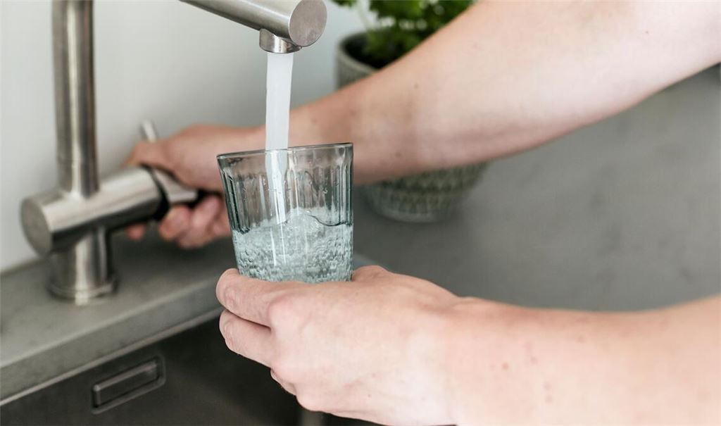 Behörden finden, dass das subventionierte Trinkwasser in Wiernsheim viel zu billig ist. Archivfoto: Maria Fuchs/AdobeStock