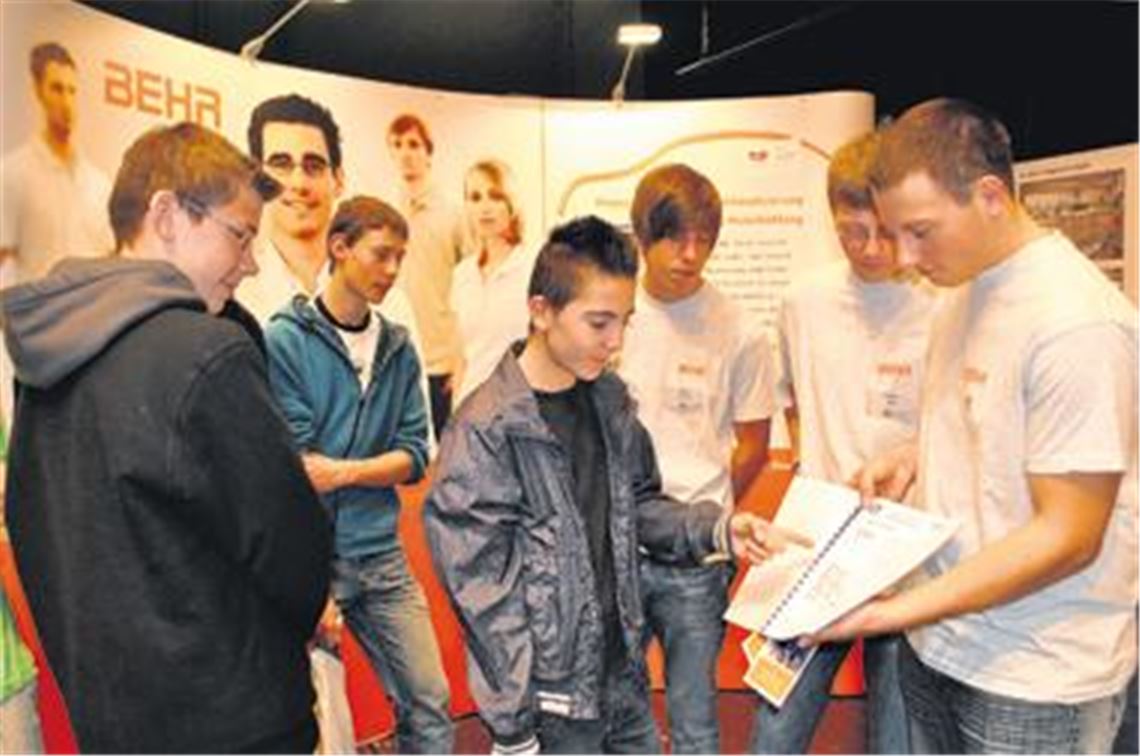 Behr-Azubis informieren auf Ausbildungsbörsen Schulabgänger. Der Fachkräftemangel zwingt die Betriebe, ihre Anstrengungen bei der Nachwuchsförderung zu forcieren. 
Archivfoto: Stahlfeld
