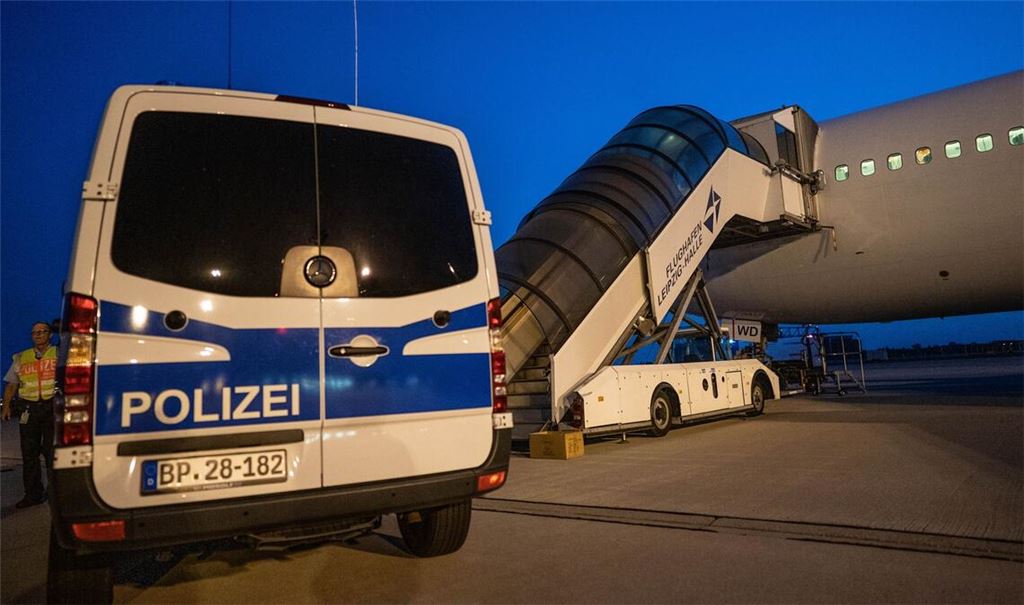 Bei Abschiebungen unterstützt die Bundespolizei die Ausländer- und Polizeibehörden der Länder. (Symbolbild)