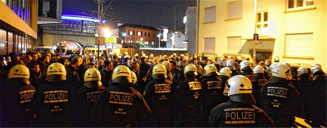 Bei Ausschreitungen, an denen sich nach dem Heimspiel gegen Hertha BSC rund 80 gewaltbereite VfB-Fans beteiligen, werden laut der Polizei in Stuttgart zwölf Beamte verletzt.