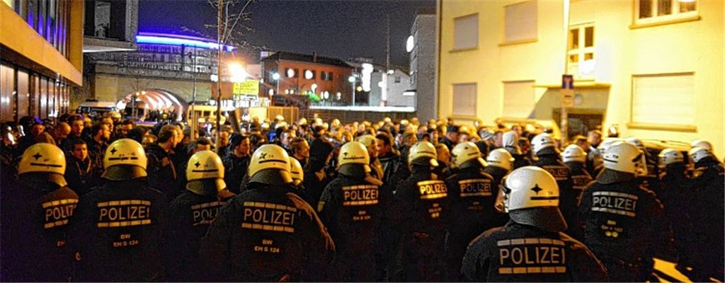 Bei Ausschreitungen, an denen sich nach dem Heimspiel gegen Hertha BSC rund 80 gewaltbereite VfB-Fans beteiligen, werden laut der Polizei in Stuttgart zwölf Beamte verletzt.