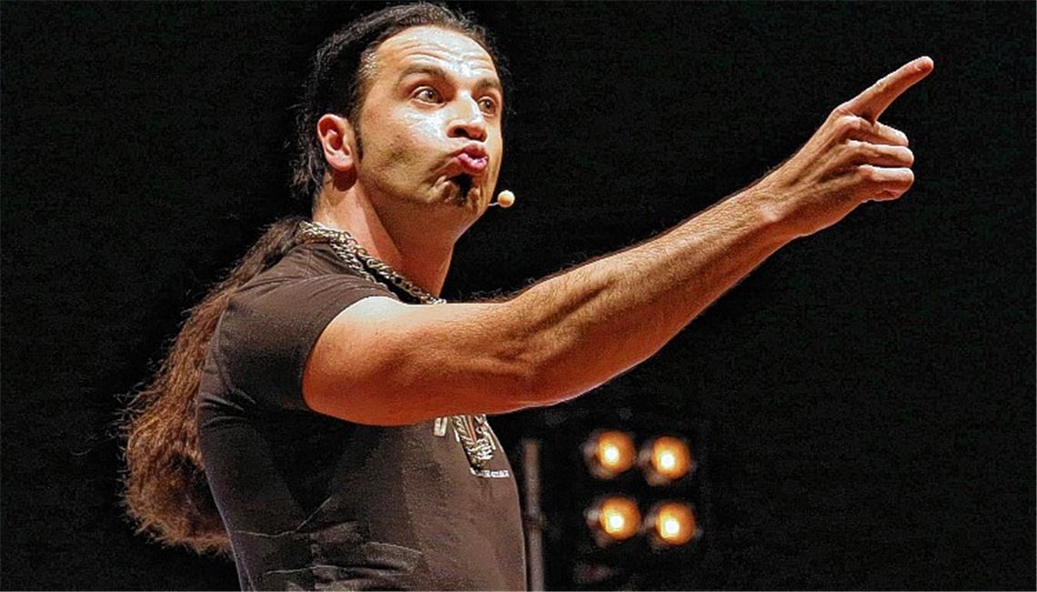 Bei Bülent Ceylan bekommen nicht nur Sportsender mit merkwürdigem Programm, sondern auch zu spät erscheinende Zuschauer ihr Fett weg.