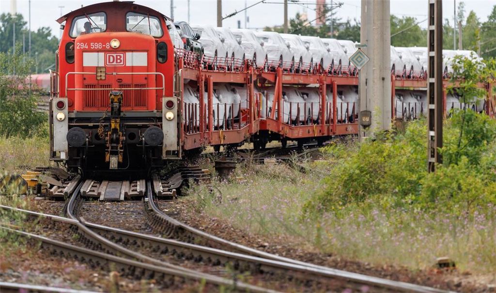 Bei DB Cargo steht derzeit alles auf dem Prüfstand - jetzt soll die Werke-Landschaft umstrukturiert werden. (Symbolbild)