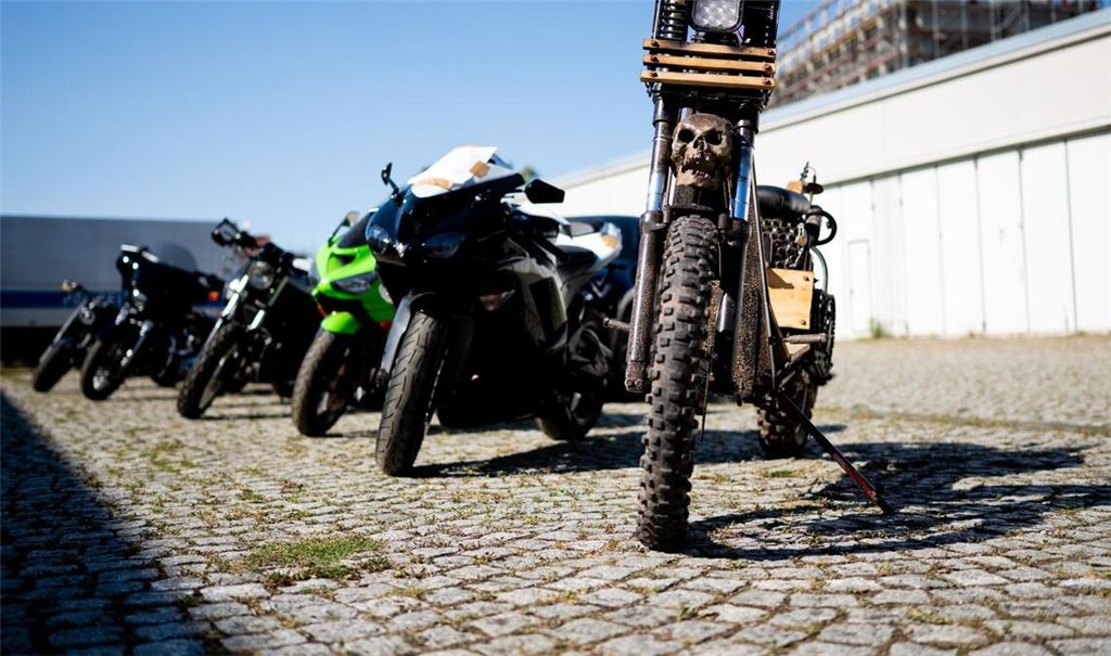 Bei Durchsuchungen im Rocker-Milieu hat die Polizei zehn Motorräder sichergestellt.