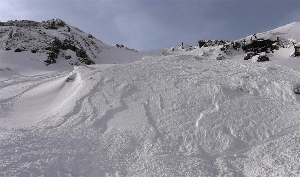 Bei Dutzenden Lawinenabgängen in Österreich kamen drei Menschen ums Leben.