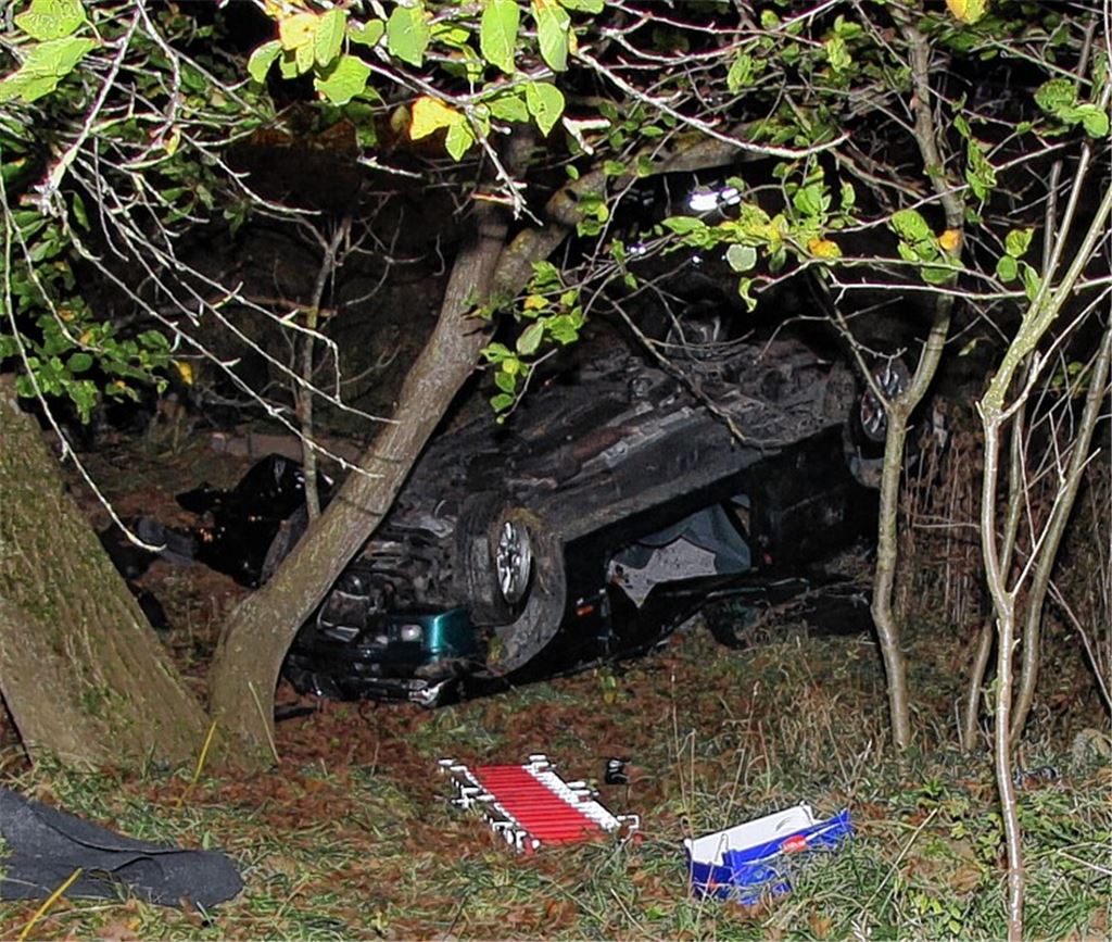 Bei Eberdingen kommt ein BMW von der Straße ab und prallt gegen mehrere Bäume. Ein 19-Jähriger erleidet bei dem Unfall tödliche Verletzungen, ein 18-Jähriger wird schwer verletzt. 