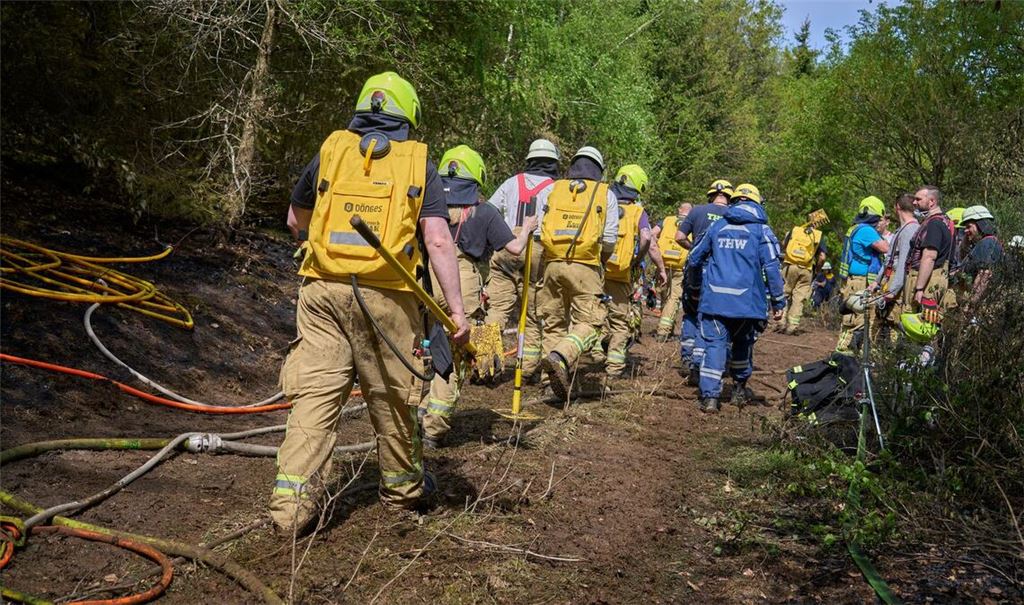 Bei Friesenhagen kämpften zeitweise mehr als 400 Kräfte gegen die Flammen.