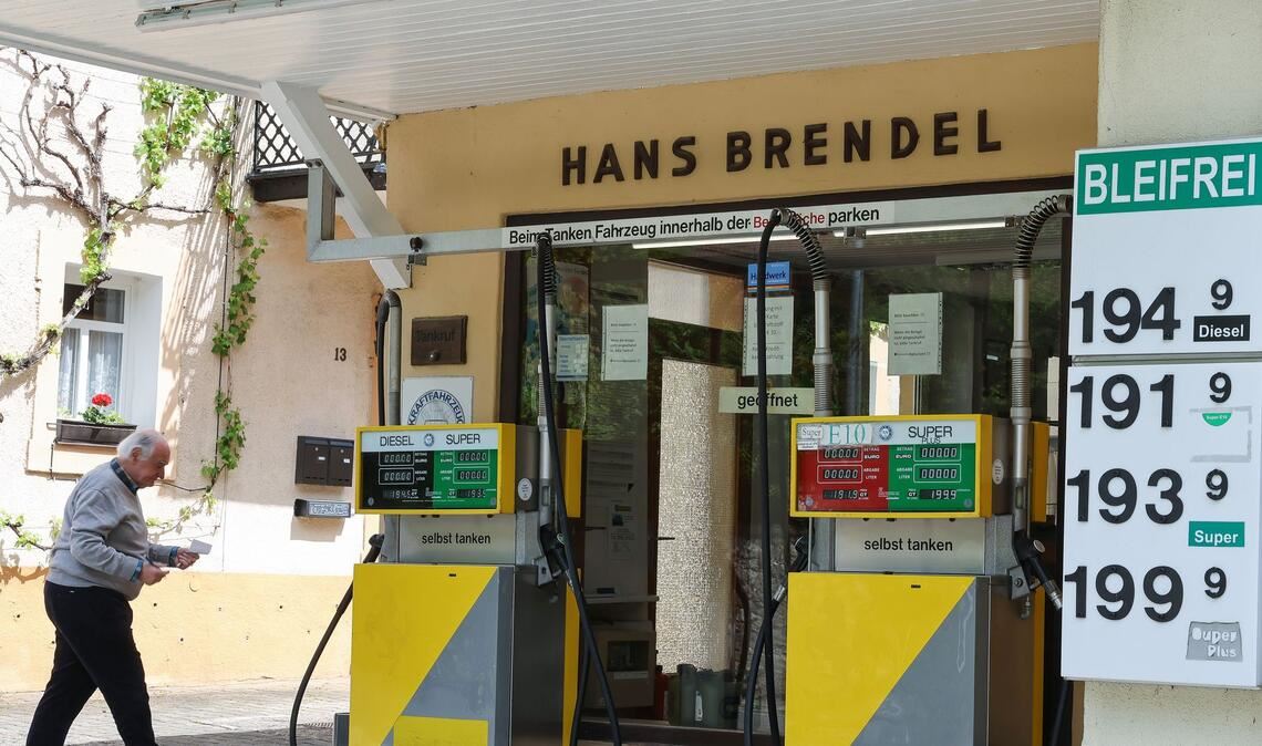 Bei Herbert Brendels Tankstelle wird der Spritpreis nur alle zwei Wochen angepasst.