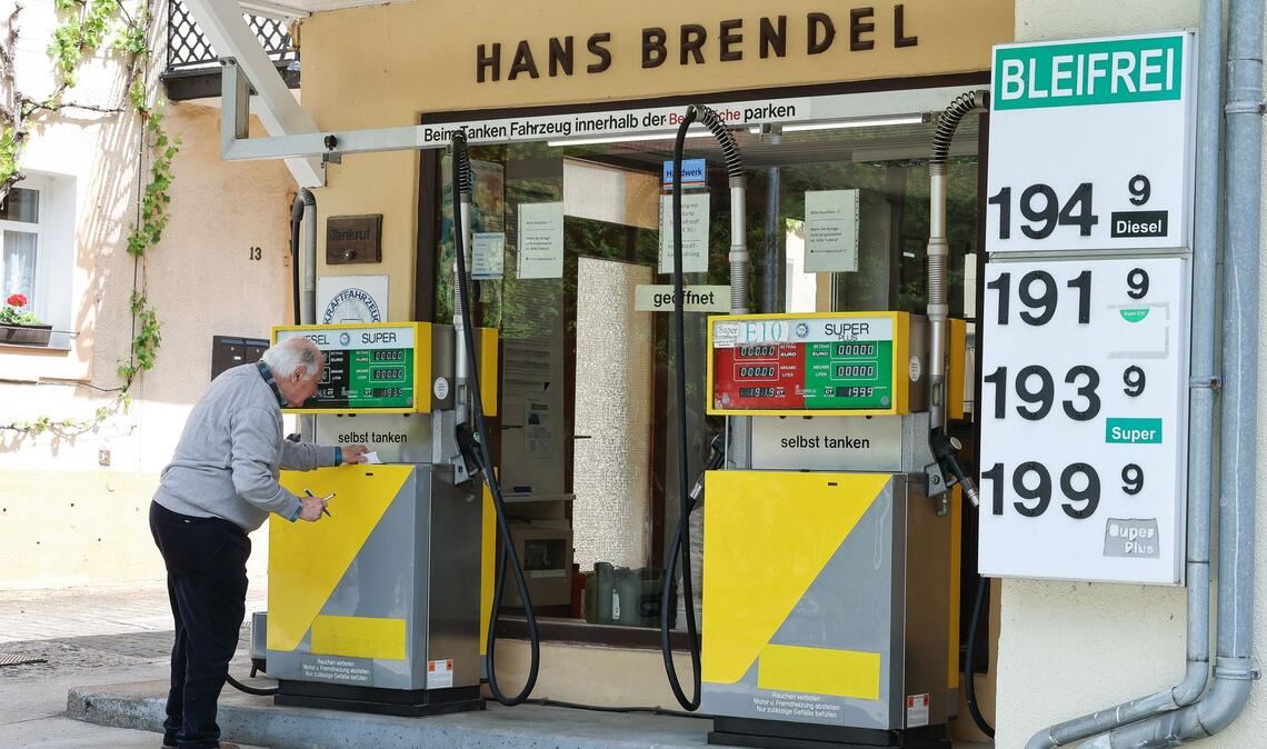 Bei Herbert Brendels Tankstelle wird der Spritpreis nur alle zwei Wochen angepasst.