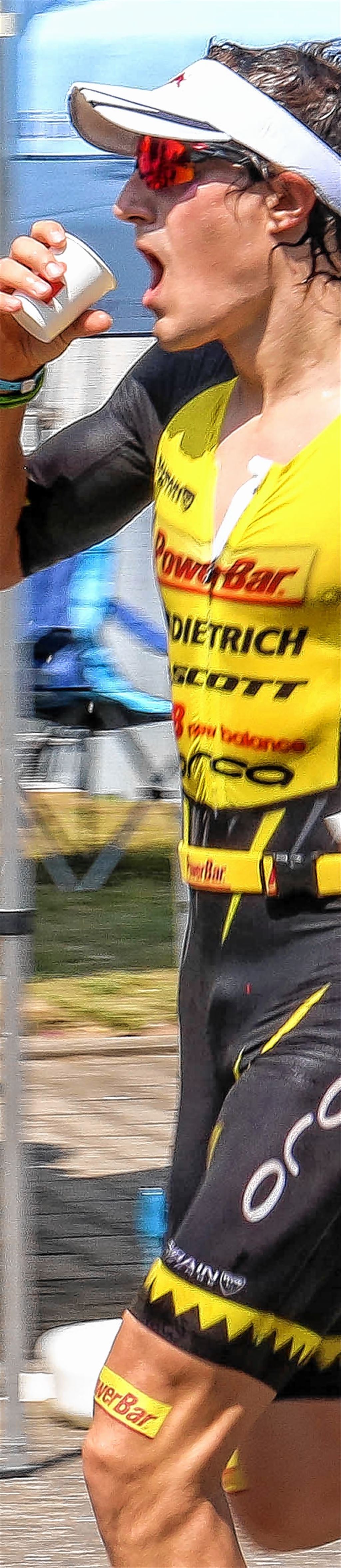 Bei Hitze hilft Triathlon-Profi Sebastian Kienle (li., beim 70.3-Ironman Kraichgau vor vier Wochen) ebenso wie Amateursportlern nur viel, viel Wasser und Salz.