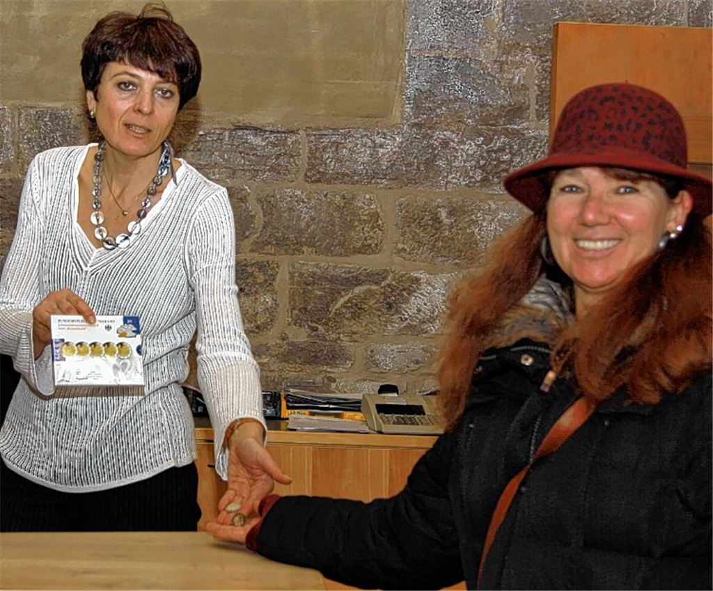 Bei Irina Roller im Infozentrum ist die Münze mit Klostermotiv immer noch gefragt. Auch Anita Hooijer-Schillinger aus den Niederlanden nimmt sie gerne als Souvenir. Ebenso im Programm: das Münzset „Baden-Württemberg“.