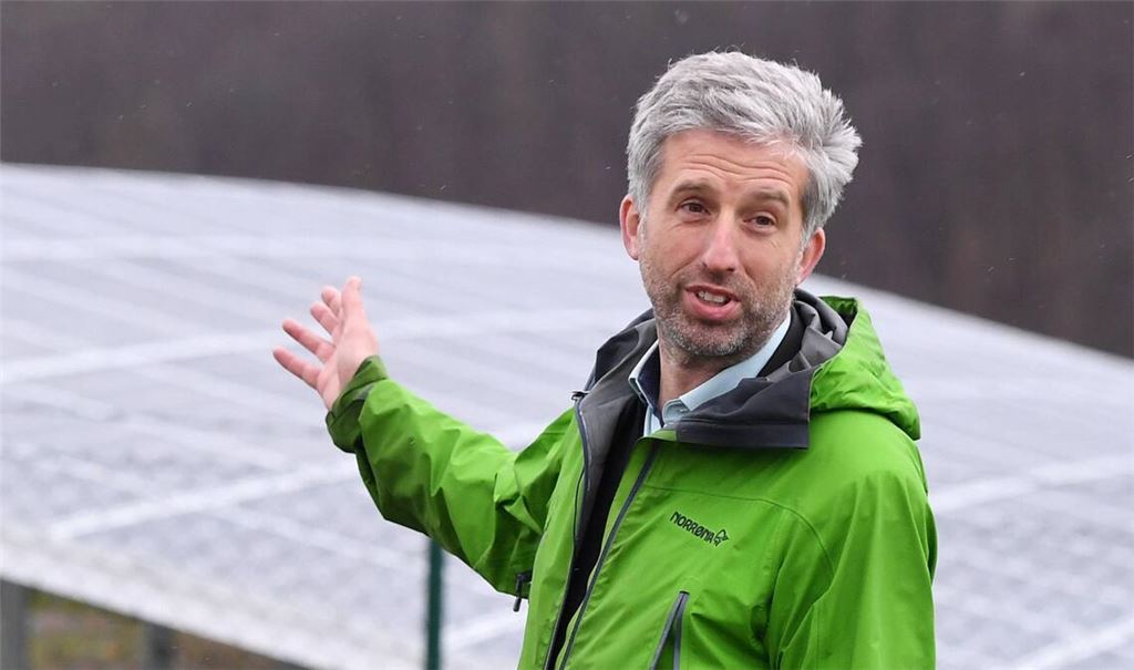 Bei Klimaschutz-Projekten wie diesem Solarpark sind Tübingens OB Boris Palmer und die Grünen auf einer Linie, beim Thema Migration liegen die Positionen weit auseinander.