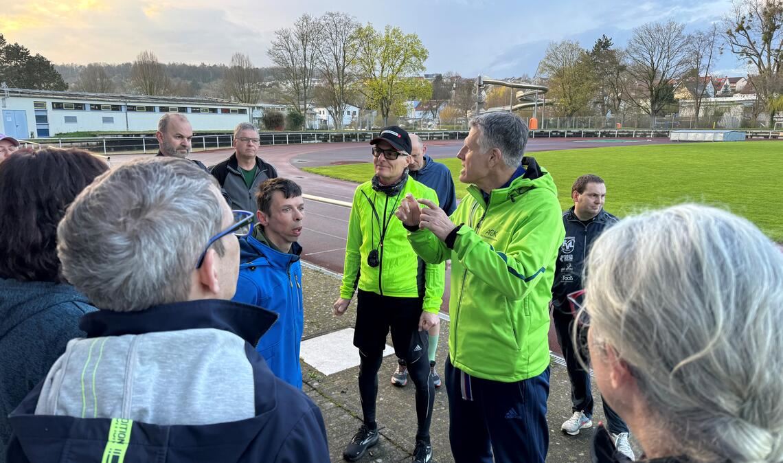 Bei „Laufend fit“ gibt es von Beginn an eine intensive Begleitung durch erfahrene Trainer. Symbolfoto: Archiv