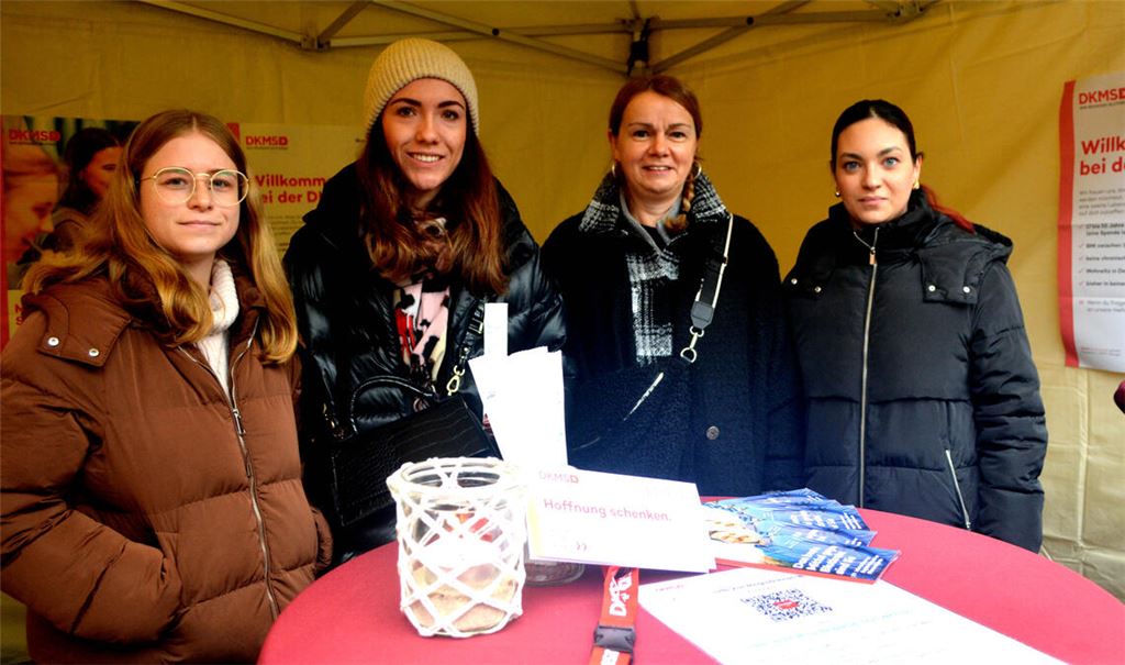 Bei Lea Schorr (v.li.), Michelle Scherbach, Claudia Sailer und Brunella Mojadadi können sich potenzielle Spenderinnen und Spender registrieren lassen. Foto: Stahlfeld
