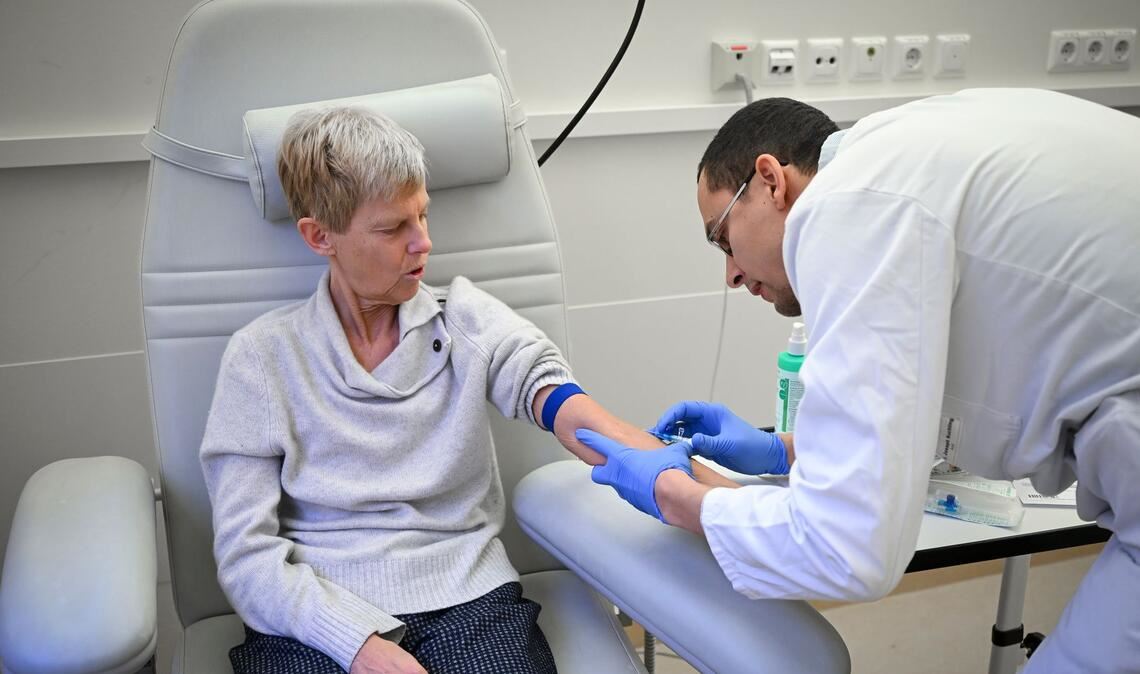 Bei Lecanemab ist alle zwei Wochen eine Infusion nötig, bei Donanemab alle vier Wochen. (Illustration)