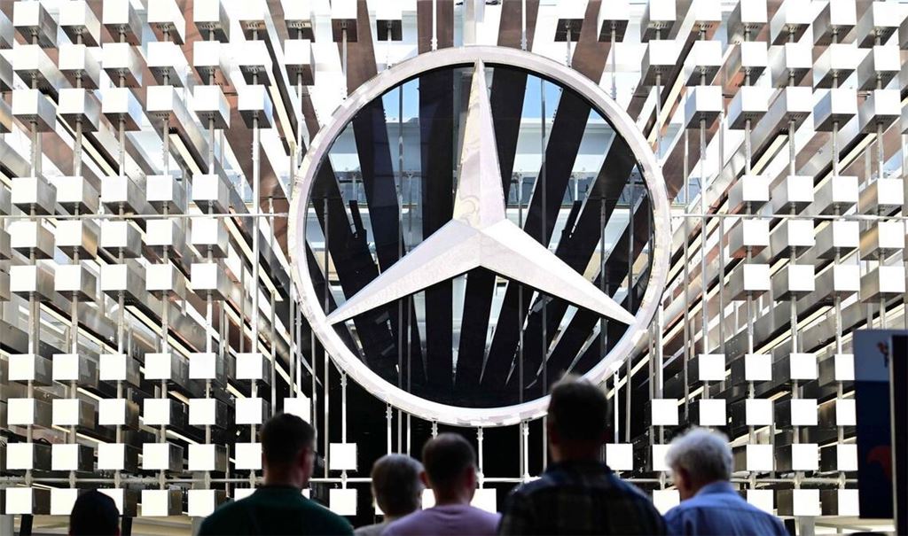 Bei Mercedes-Benz arbeiten bereits 60 Prozent der Mitarbeiter einmal die Woche mit einem KI-Tool. (Symbolbild von der Automesse IAA).