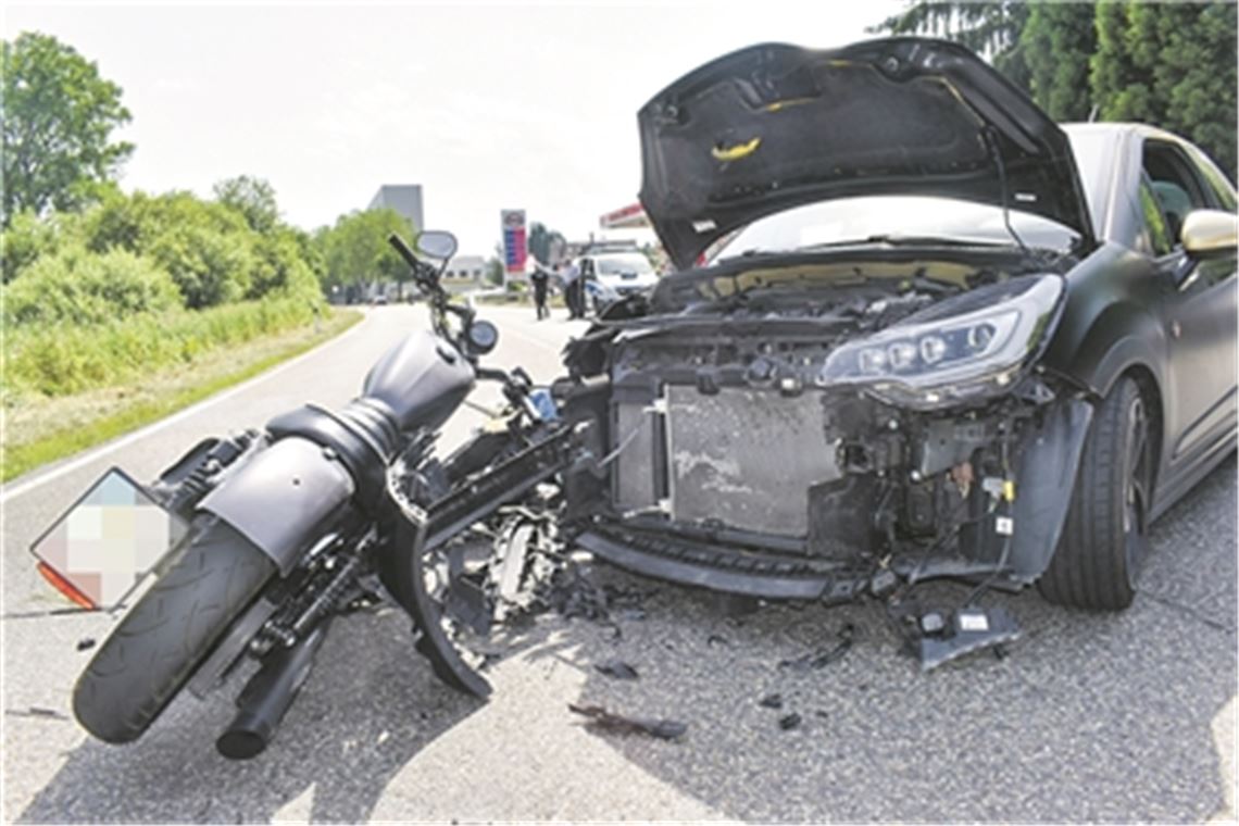 Bei Niefern stoßen ein Auto- und ein Motorradfahrer zusammen. Fotos: Myroshnichenko 