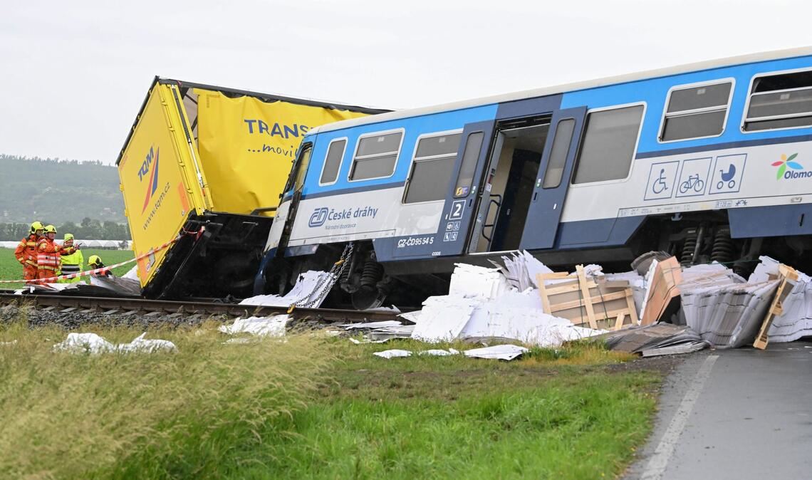Bei Prostejov in Tschechien sind ein Personenzug und ein Lastwagen zusammengestoßen.