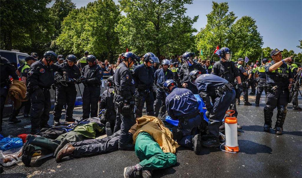 Bei Protesten der Gruppe Extinction Rebellion kam es in Den Haag zu hunderten Festnahmen.