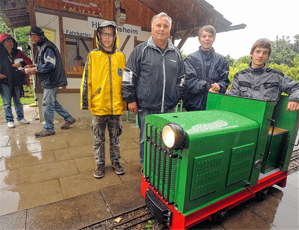 Bei Regenwetter am Samstag weihen Manuel Zimmermann, Luca Kautzner, Günter Hauke und Eric Bitzer (v. re.) die von Günter Haffelder gebaute Feldbahnlok ein.