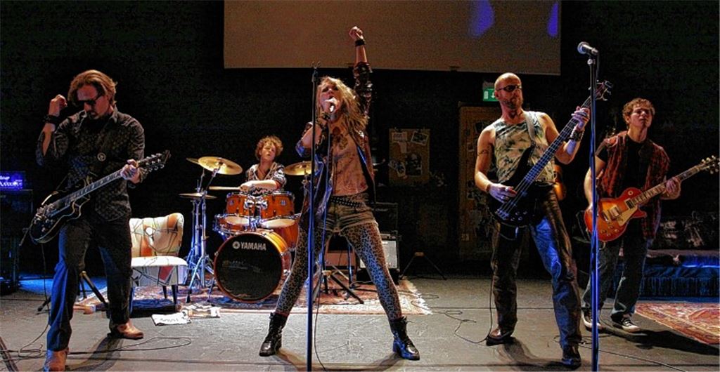 Bei „Rock’n’Roll. Ein Abschied“ legen sich Mathias Reiter (Hartmut), Peter Christoph Scholz (Conrad-Hauke), Christine Schaller (Janne), Jörg Bruckschen (Helmut) und Timo Beyerling (Jesse; v.li.) musikalisch ins Zeug.