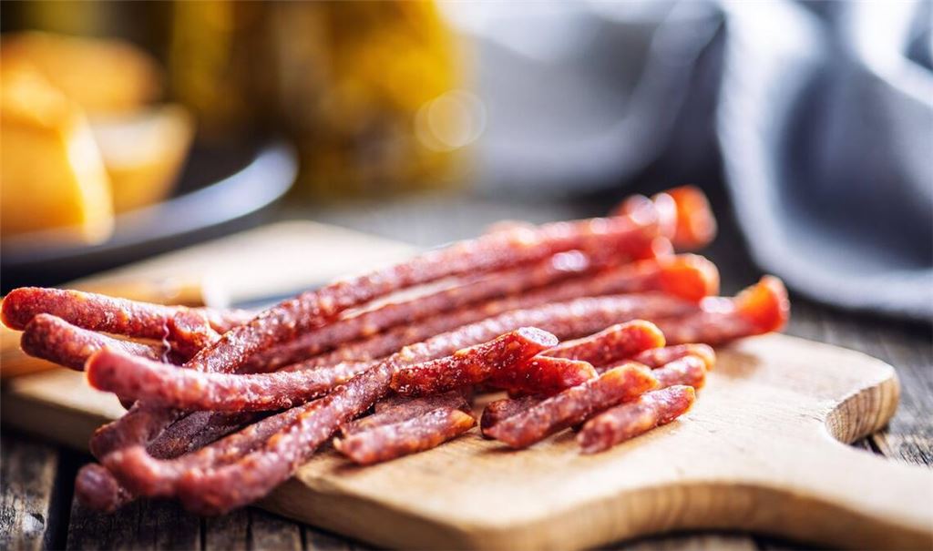 Bei Salami-Knackern aktuell auf Chargennummern und Mindesthaltbarkeitsdatum achten (Symbolbild).