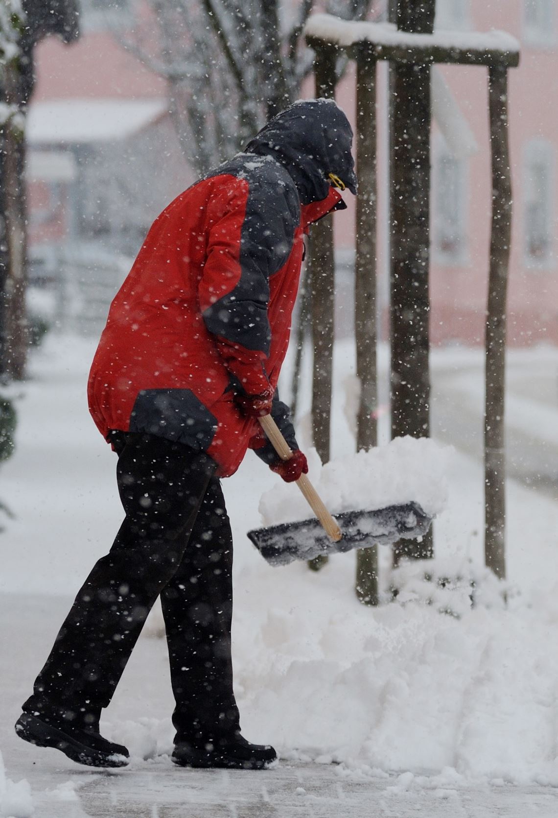 Stadt erinnert an die Streupflicht Bei Schneefall, hier eine Szene aus dem Jahr 2011, sind die Anlieger gefordert.Archiv